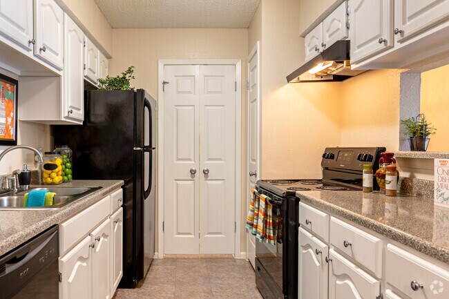 2BR, 2BA - 930SF - Kitchen - The Abbey at Medical Center
