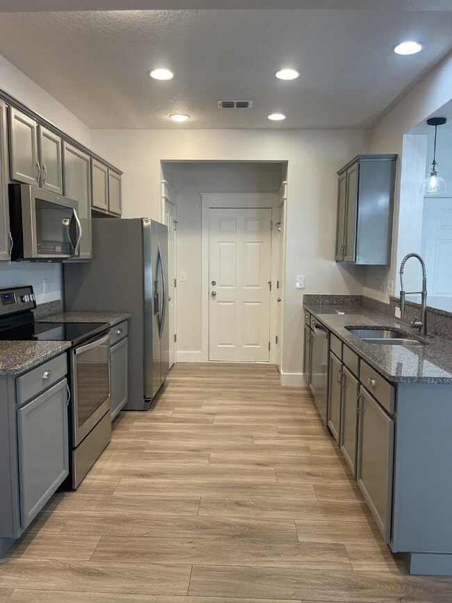 Building Photo - 3/2.5 updated townhome in gated community with 2 car garage