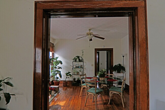 Vista del comedor desde la sala de estar. - 374 E Oakland Ave