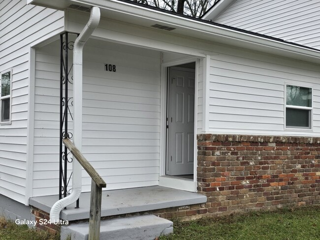 Building Photo - 108 Tacoma Rd Unit 108