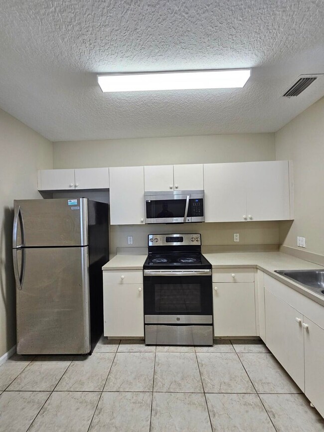 1063 Golden Lakes Blvd Unidad 322