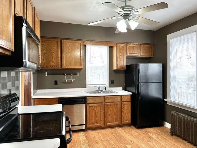 Photo - AVAILABLE Now - 3 Bed, 1 Bath