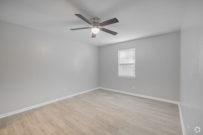2BR, 1BA - 950SF - Primary Bedroom