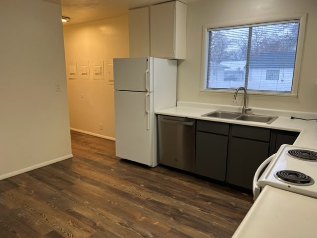 Kitchen - main floor - 1124 E Benton St Unit 1124