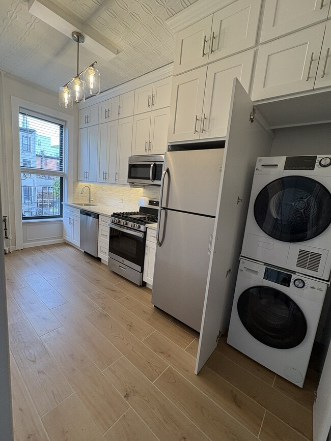 Building Photo - 129 Saint Marks Pl Unit 2nd Floor