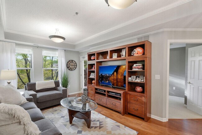 Photo - 645 N 1st St