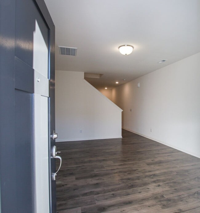 Photo - BEAUTIFUL 3BD/2.5BTH Townhome - Belmont - JULY MOVE IN