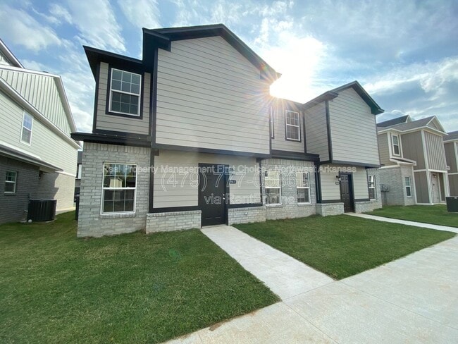 Building Photo - 820 S Benchmark Ln Unit 2