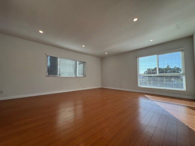 Building Photo - 5708 Woodman Ave Unit 3