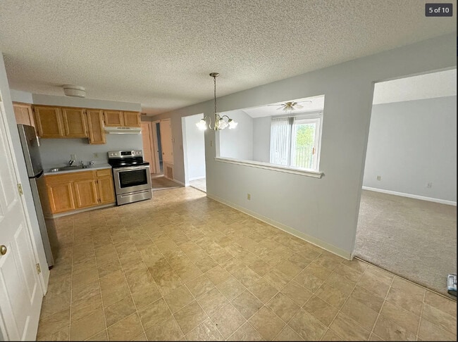 Sala de estar / Comedor - Quaker Estates