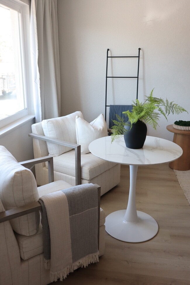 Photo - 693 Harvey St