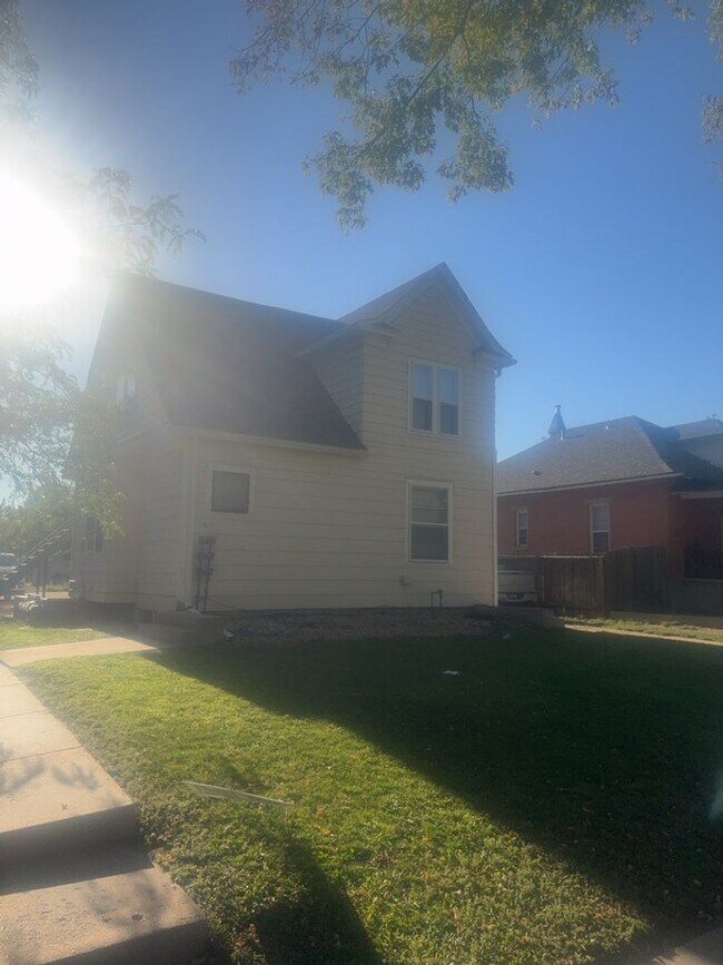 Building Photo - 2 Bed / 1 Bath Top-Floor Apartment – Acros...