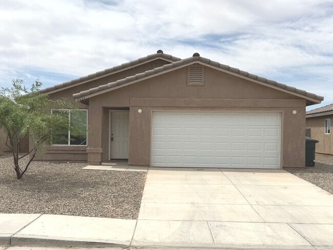 Building Photo - Desert Sands 4 bedroom 2 bathroom home with extra living room