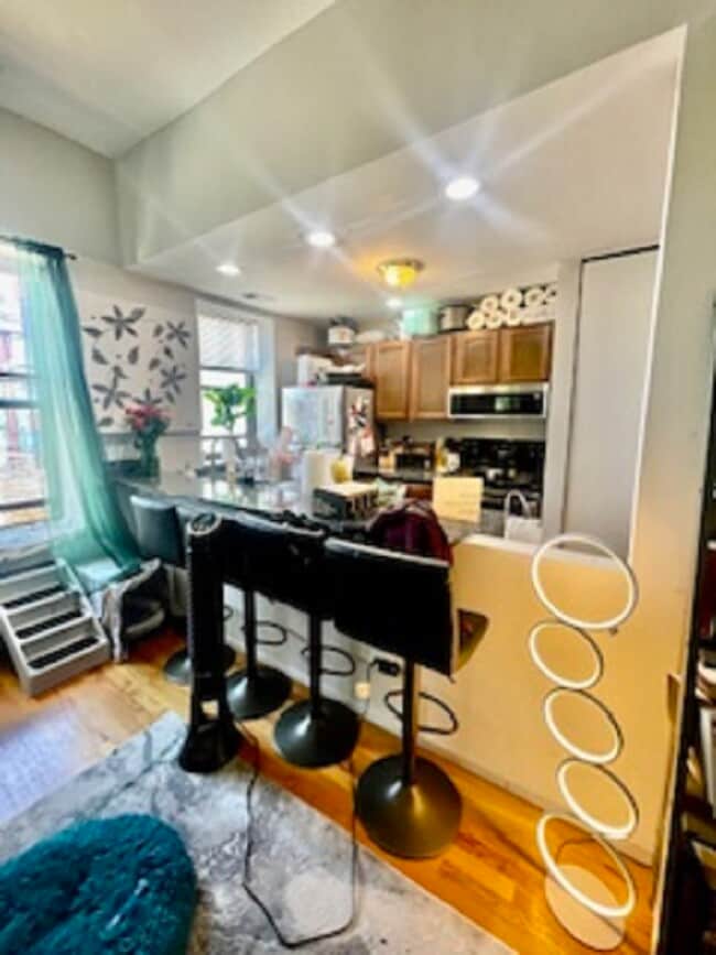 Building Photo - 3055 N Sheffield Ave Unit #  03C
