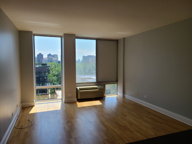 Building Photo - 450 W Briar Pl Unit 7A Rental