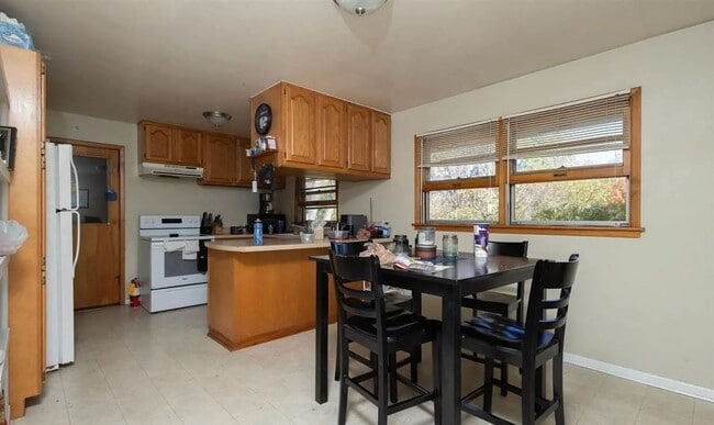 Photo - Spacious 5 Bedroom Home Perfectly Located ...