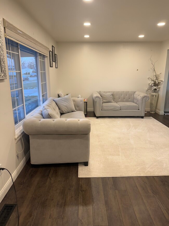 Building Photo - 36969 Lancaster St