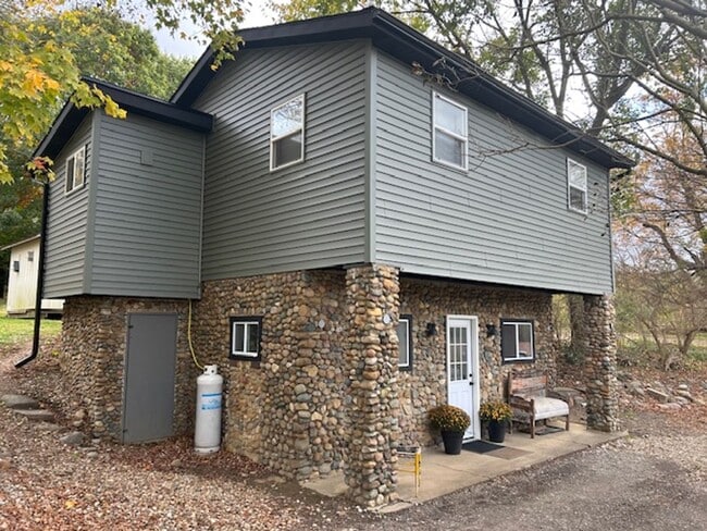 Building Photo - 2 bedroom 1 bath single family home