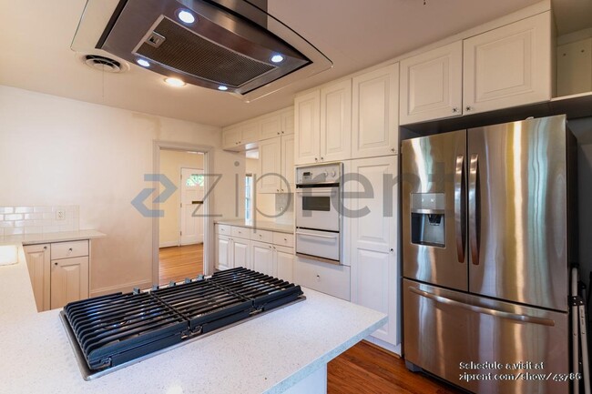 Building Photo - 915 E 38th St Rental