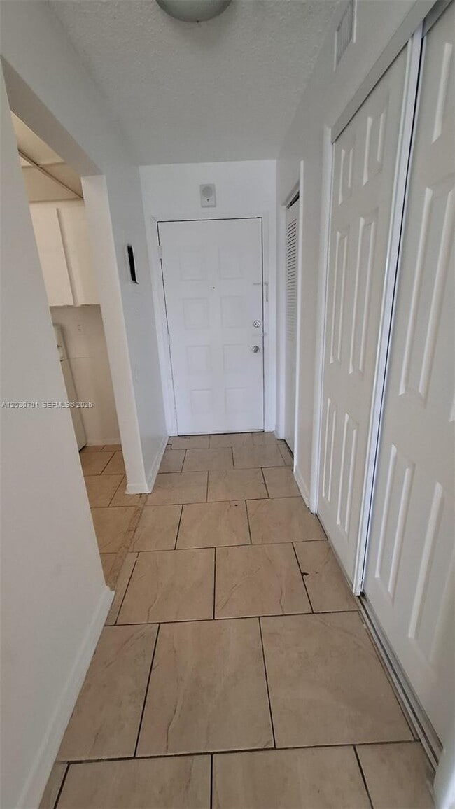 Building Photo - 6950 Miami Gardens Dr Unit 2-304