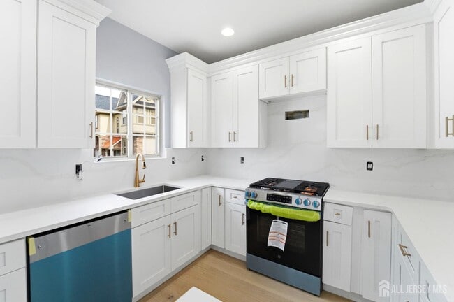 Photo - 704 Green Ln