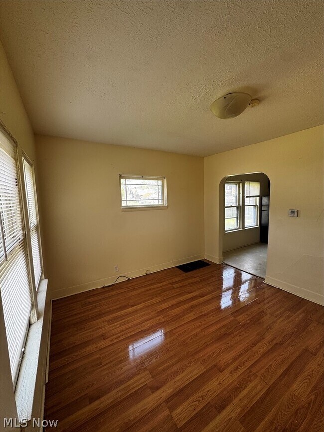 Photo - 860 Biruta St