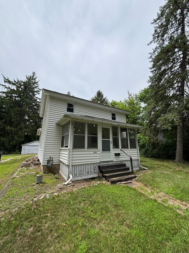 Building Photo - 825 Burr Oak St