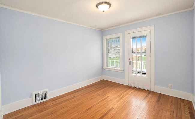 Photo - 3833 Webster St