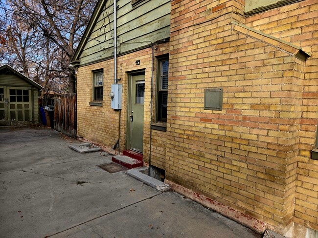 Photo - 2528 Beverly St E