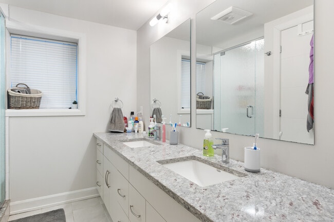 Photo - 476 Sunnyside Av