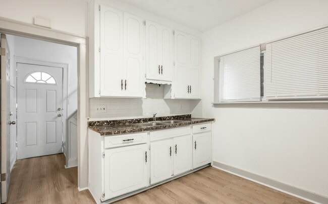 Photo - 1554 Larchmont Rd