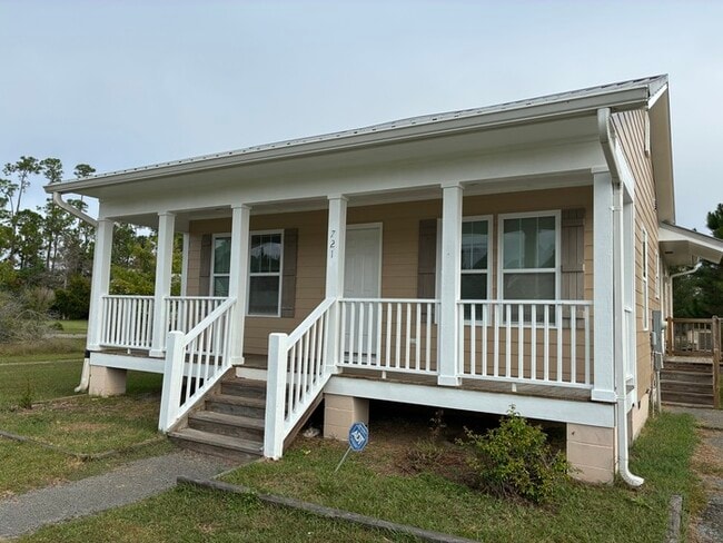 Building Photo - Beautiful 2/1 house