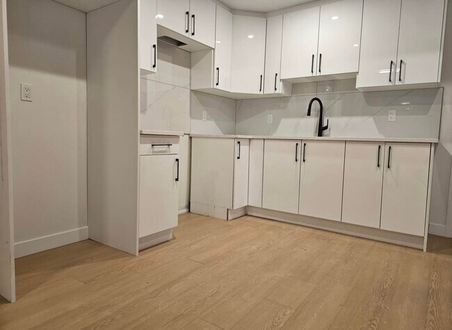 Photo - 15315-15395 95 Ave NW