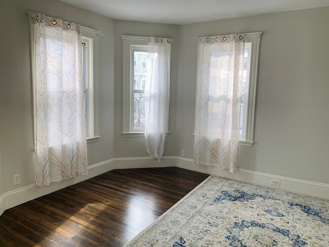 Sala de estar: con cortinas y alfombra - 22 Connecticut Ave