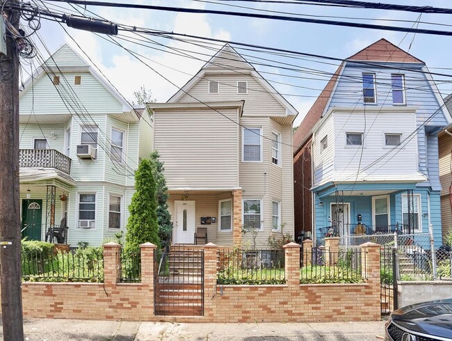 Building Photo - 221 Claremont Ave Unit 1-1 Rental