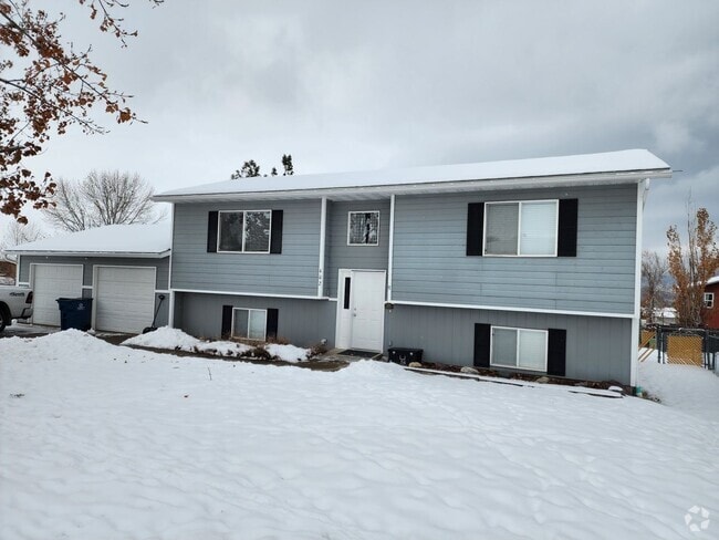 Building Photo - Immaculate 3 bedroom 2 bath split level ho... Rental