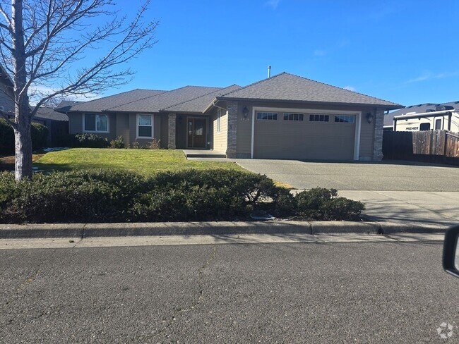 Building Photo - 3 bed 2 bath  Home for Rent in Grants Pass