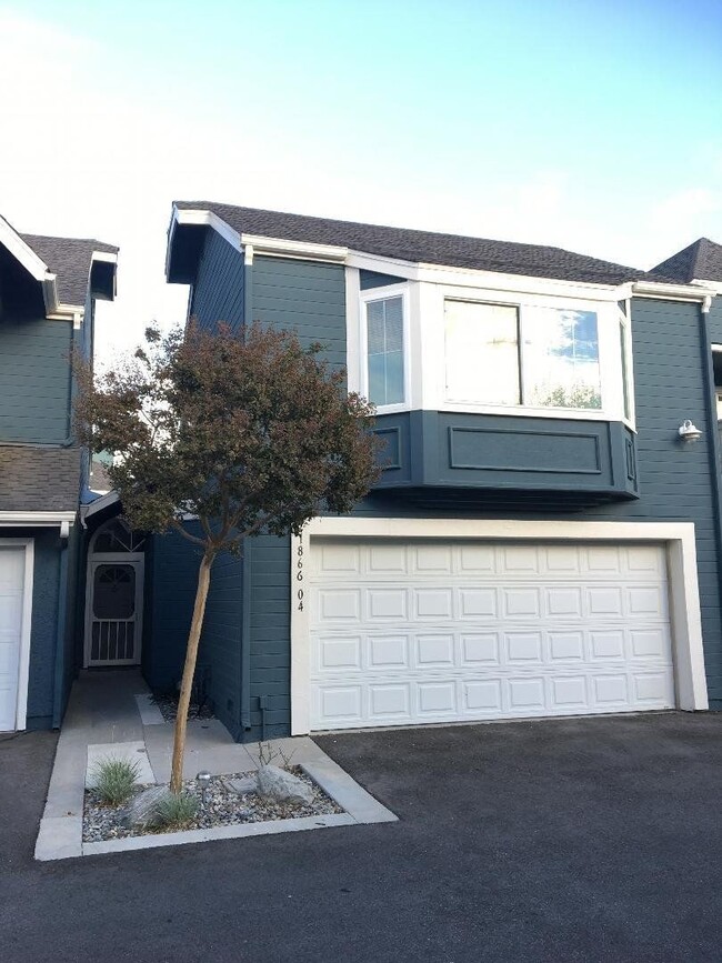 Building Photo - 2 Bed, 2 1/2 Bath Townhome with Bonus Room