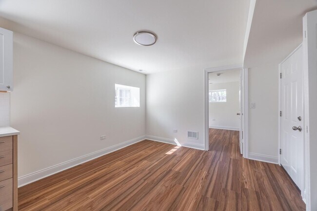 Photo - 3100 N Harding Ave Unit 2