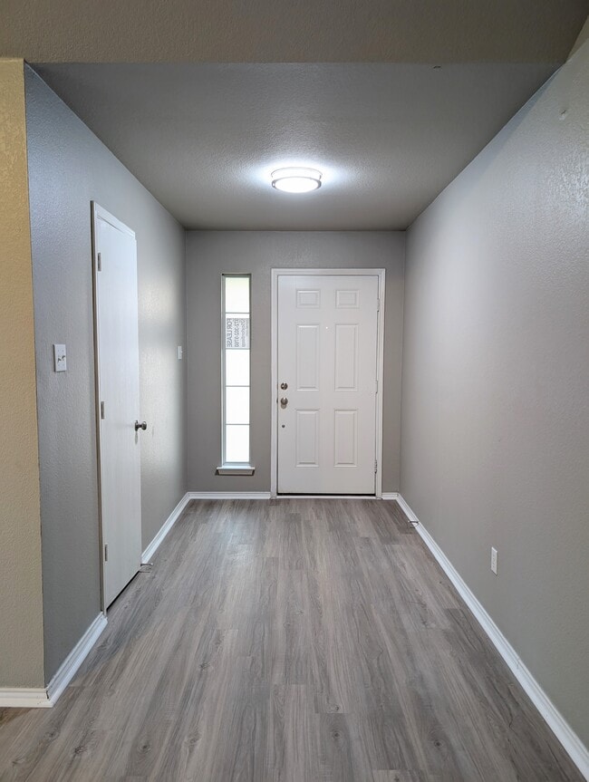 Entry - 525 Oxford Loop