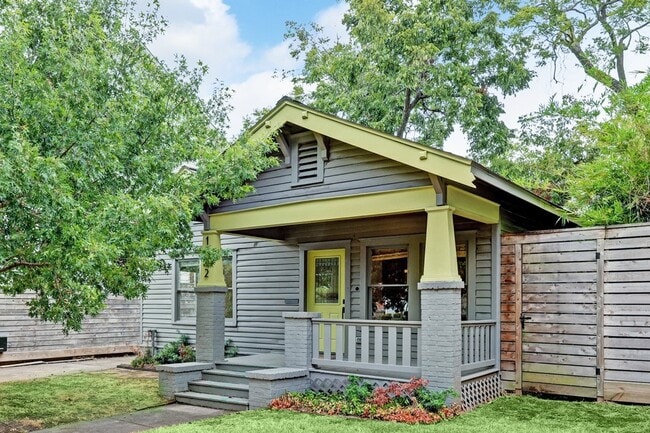 Building Photo - 1032 E 6 1/2 St