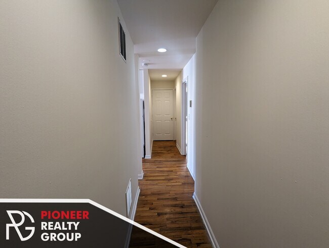 Photo - 914 W Dakin St Unit 402