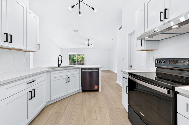 New Cabinets & Counters - 711 Avalon St SE