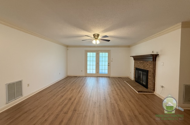 Photo - 2071 Howlong Ave
