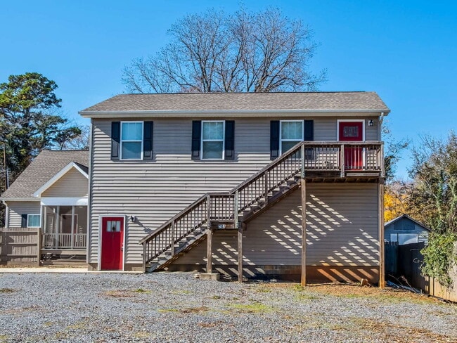 Photo - Unique Live/Work Opportunity With Large Fenced Yard Plus Outdoor Storage