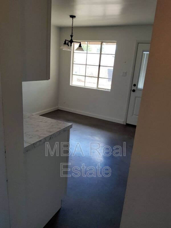 Photo - 915 W 17th Pl