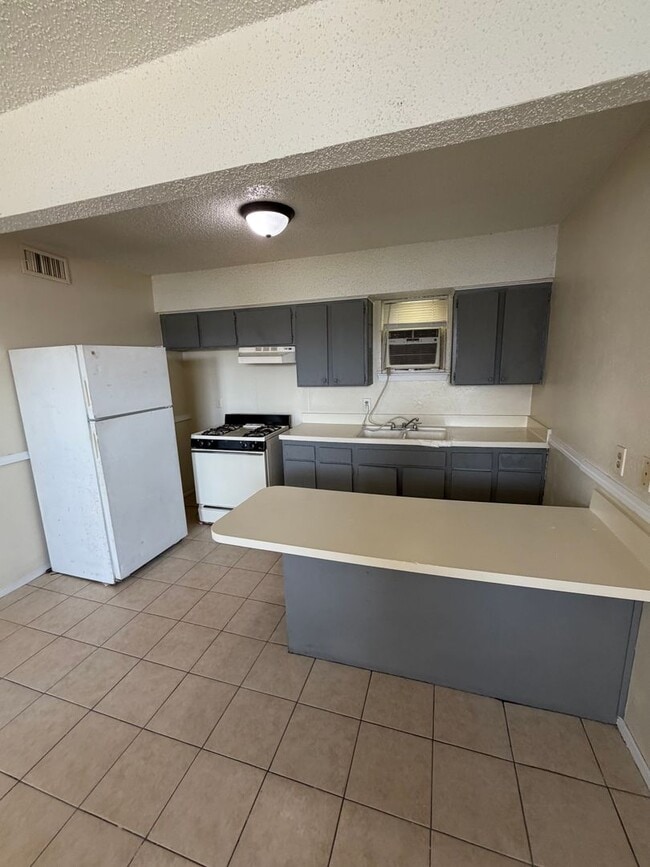 Building Photo - 1601 E Central Texas Expy Unit 220