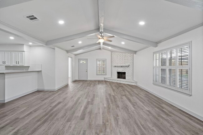 Building Photo - 1714 Huge Oaks St