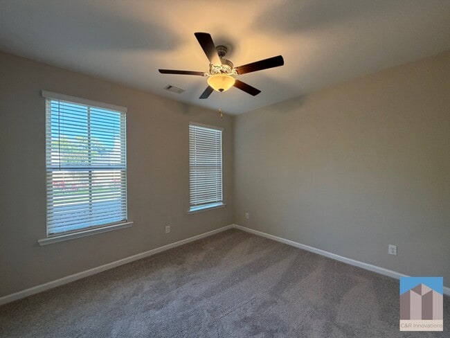 Photo - 2590 Morehead St