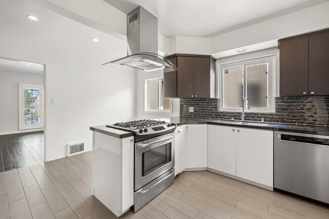 Kitchen - Corner view - 7930 W 4th St Unit 7930